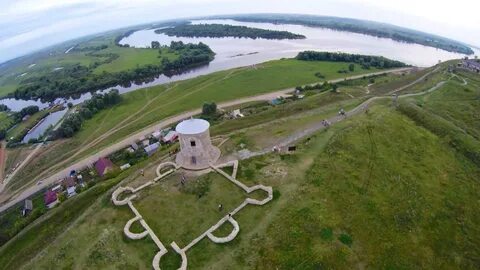 На берегу этой реки расположен архитектурный комплекс
