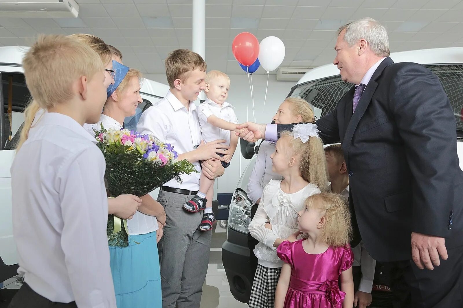 Многодетная семья через мфц. Многодетная семья. многодетные семьи ростова на дону. многодетная семья мфц.