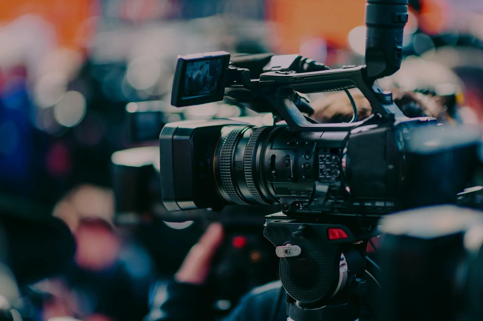 камера на мероприятии. организация трансляций мероприятий. мониторы на сцене. многокамерная съемка. камера на мероприятии.