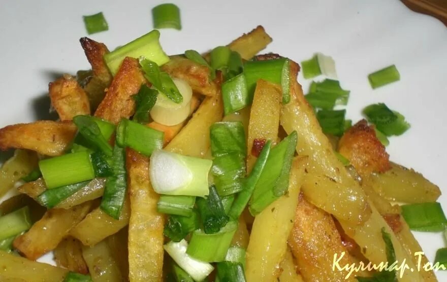 Жареный зеленый лук. Блюда с зеленым луком. Стручковая фасоль с соевым соусом на сковороде. Картошечка с лучком. Жареный зеленый лук.