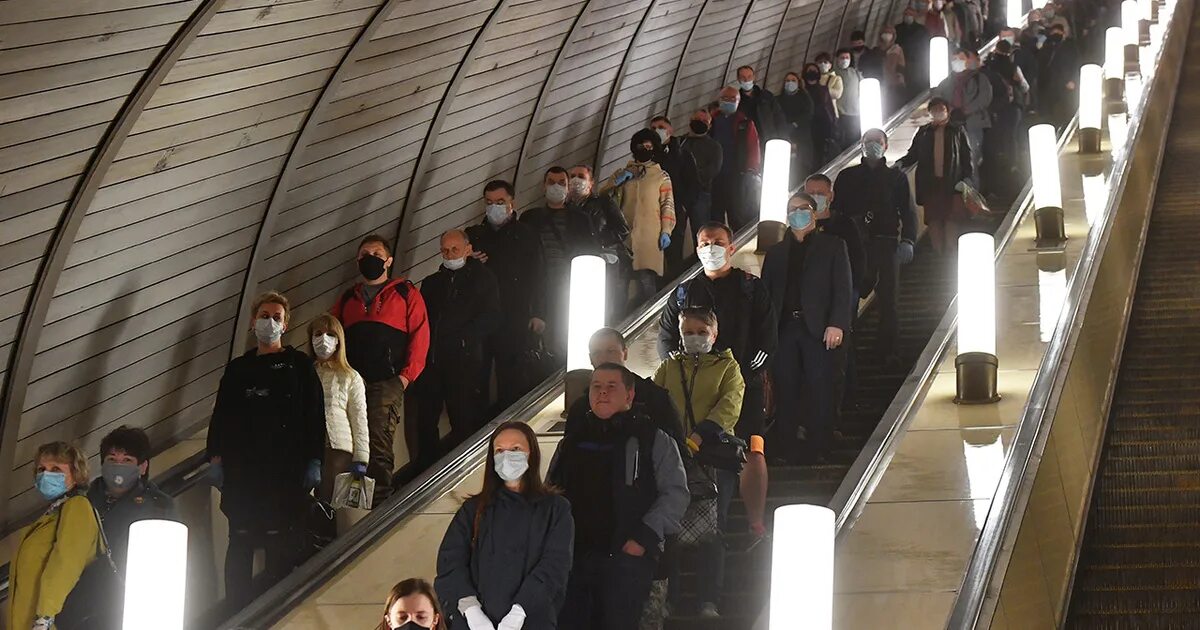 Включи новости на станции. Люди на эскалаторе в Московском метро. Люди в масках в Московском метро. Эскалаторы Московского метро. Толпа в метро на эскалаторе.