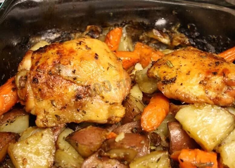 Рецепт бедра с картошкой. Курица запеченная с овощами в духовке. куриное бедро с овощами. куриные бедра с картошкой. куриные бедрышки с картошкой в рукаве.
