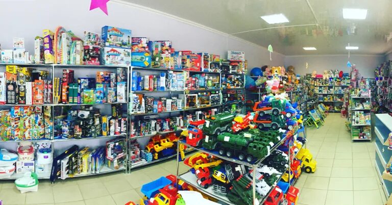 Ребенок в магазине. Игрушечный магазин игрушек. Детский магазин в смоленской станице. Детские одежды. Детский магазин отрадный.