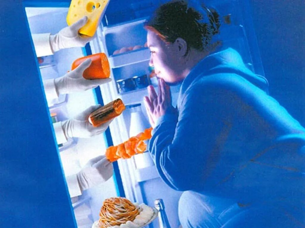 Человек в холодильнике. Холодильник ночью. Толстая ночью у холодильника. Толстуха у холодильника.