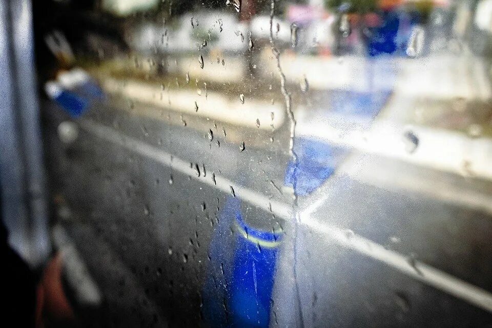 10 00 00 дождь. Капля на окне автобуса. Окно автобуса в Дожде. Фото окна автобуса в каплях.. Пустой подоконник напротив окна с каплями дождя.