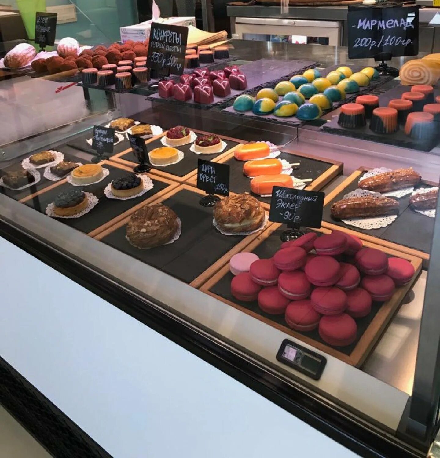 Мама печет торт картинки для детей. Дочь кондитера. Кухня для детей. Полина филимонова кондитер. Мама готовит пирог.