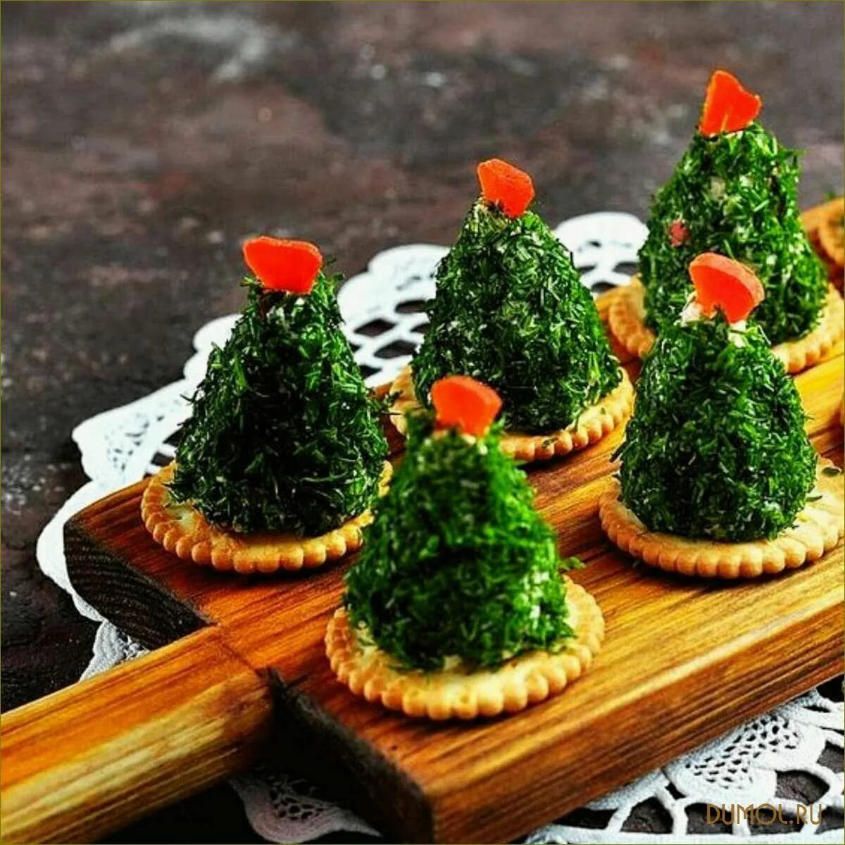 Закуска многокомпонентная новогодняя. Закуска елочка на крекерах. канапе на крекере. новогодние канапе. канапе елочка.