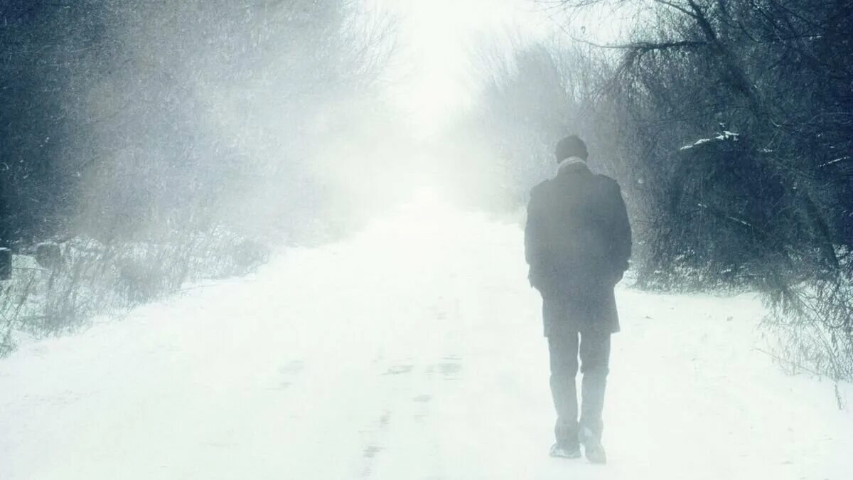 Девушка зимой в одиночестве. Песня под ногами тает снег одинокий человек. Холод одиночества. Уходящая зима. Песня под ногами тает снег одинокий человек.