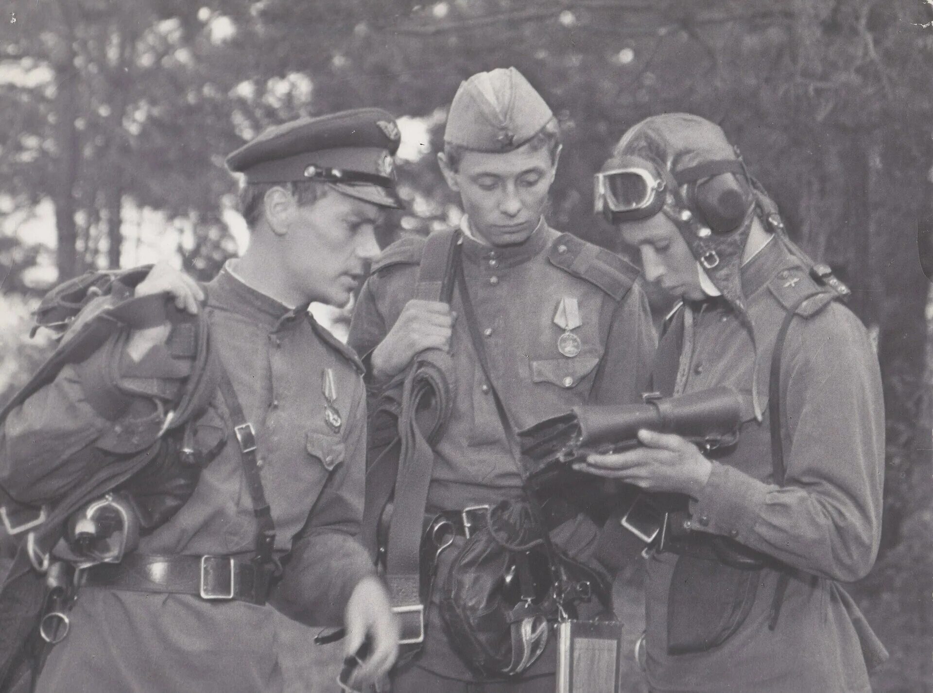 Хроника пикирующего. Хроника пикирующего бомбардировщика (1967) постер. Хроника пикирующего бомбардировщика (1967). Хроника пикирующего. Хроника пикирующего.