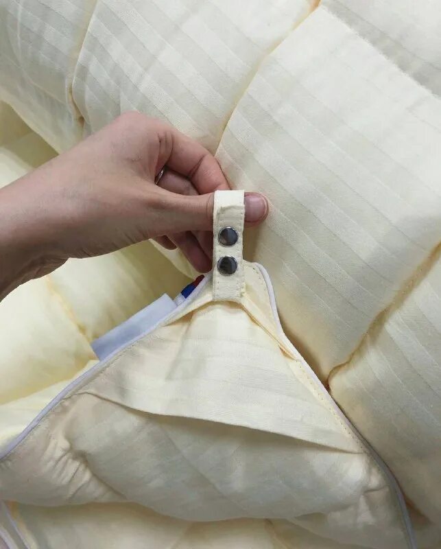 Клипсы для одеяла в пододеяльнике. Фиксатор для одеяла в пододеяльнике. Одеяло с завязками по углам. Чтобы пододеяльник не сбивался. Держатель для одеяла и пододеяльника.