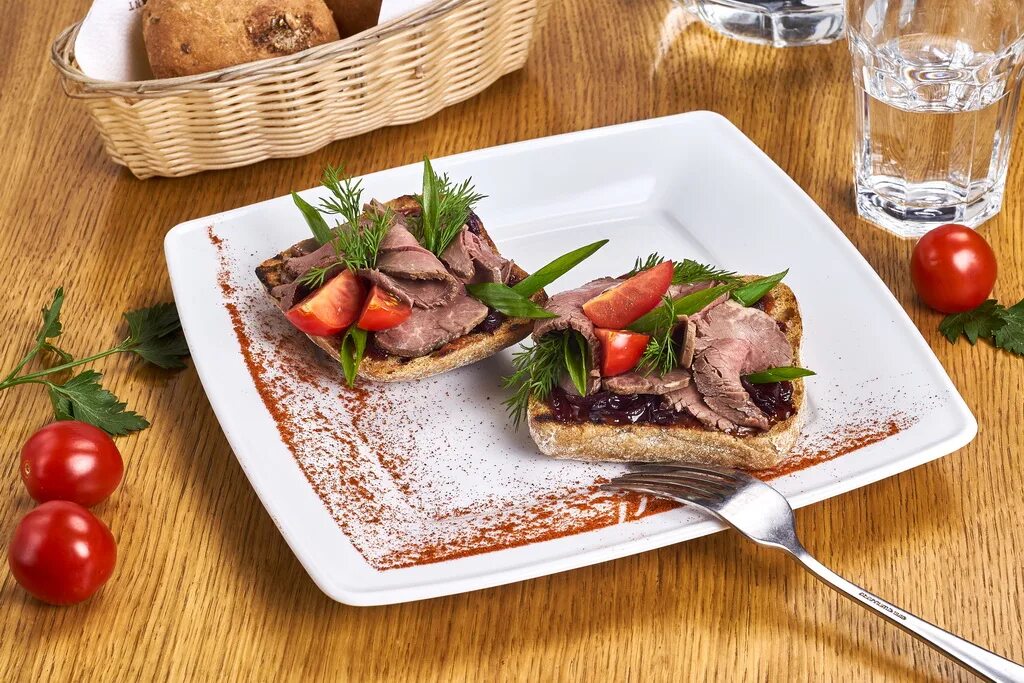 Меню рестобара. Мания меню. Меню рестобара. Брускетта с ростбифом и томатами. Честный ставрополь меню.