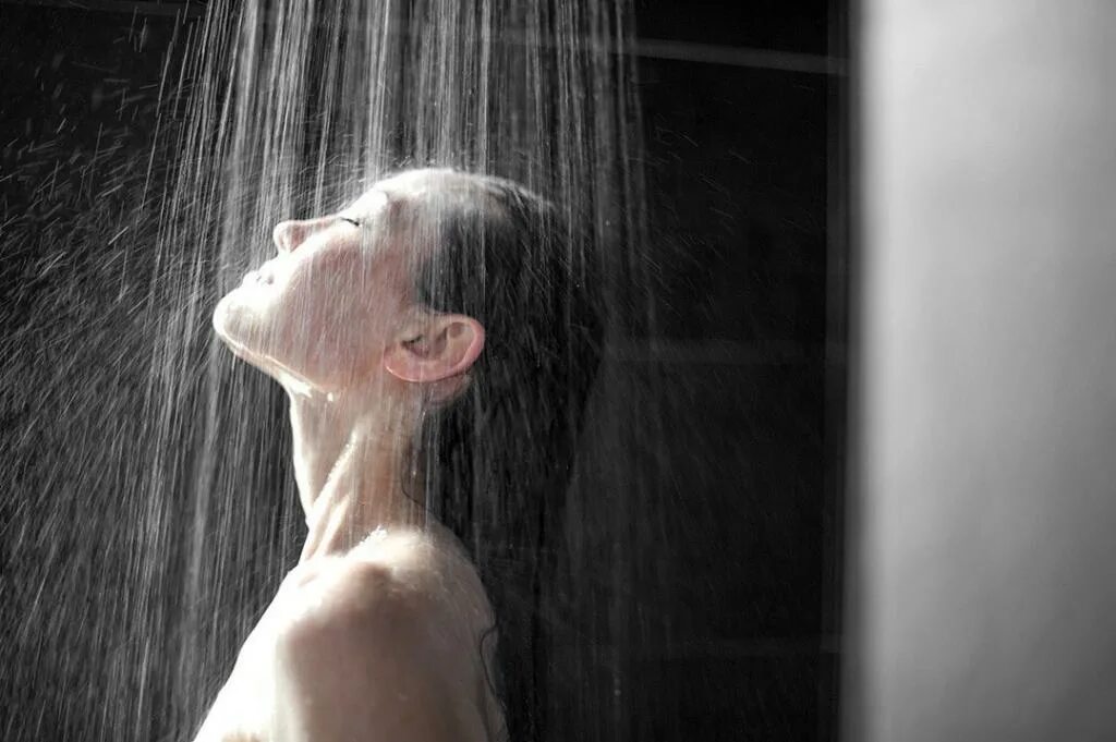 Бесплатное видео моются в душе. Красивые девушки в душе. Девочки в душевой. Фотосессия в душе. Фотосессия под душем.