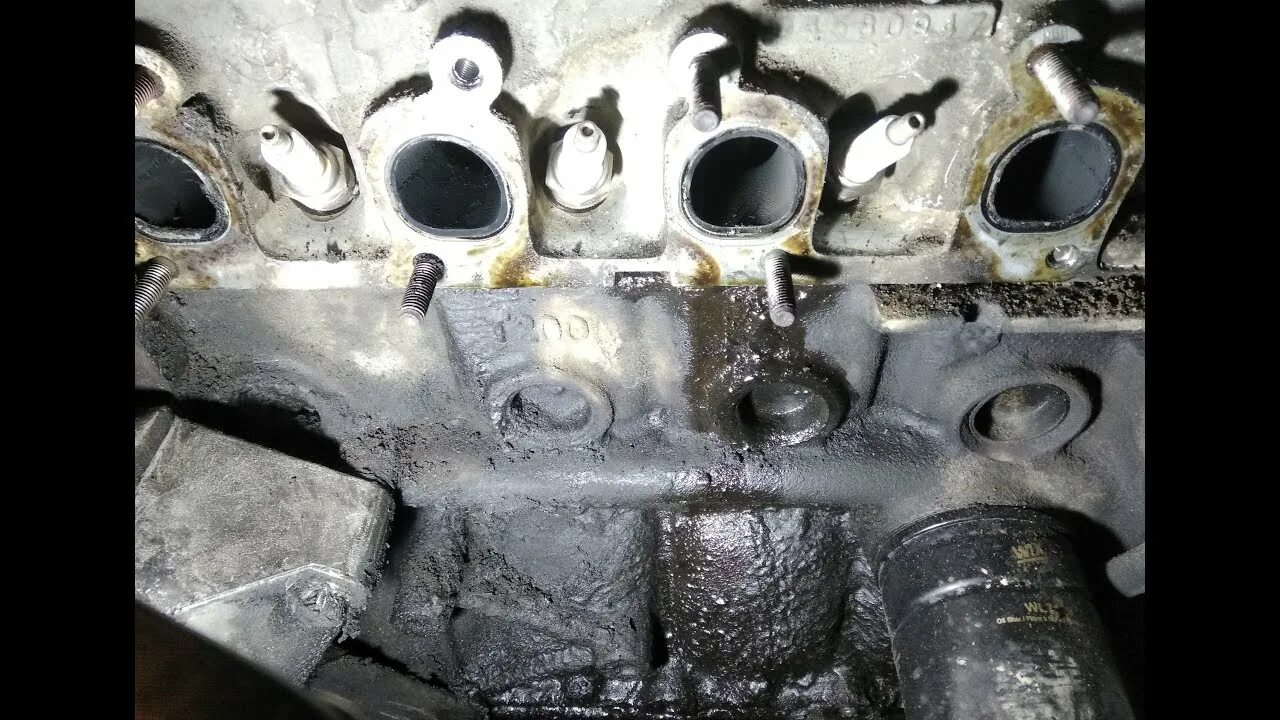 Течь масла в коллектор. Течь масло на авео т250 шевроле. течь масло из под коллектора. течёт масло из под шпилек выпускного коллектора. течь масла шевроле авео т300.