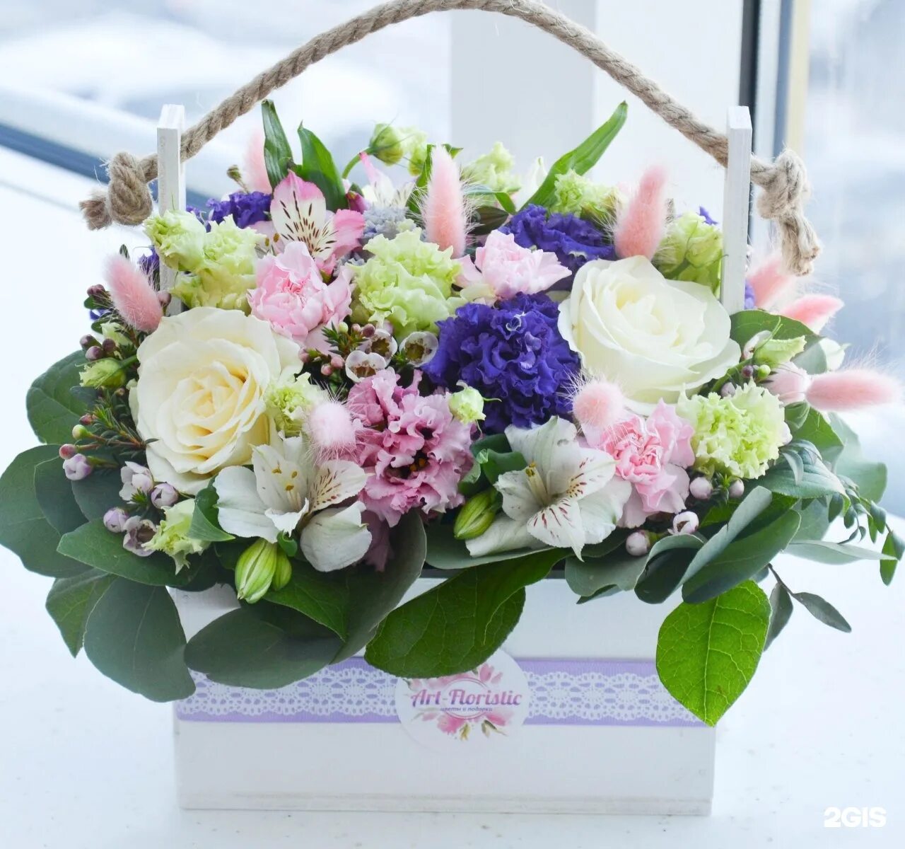 Флорист. Флористические изделия. Искусственные цветы для декора на стол. Хамелациум в букете. Флористика интернет магазин.