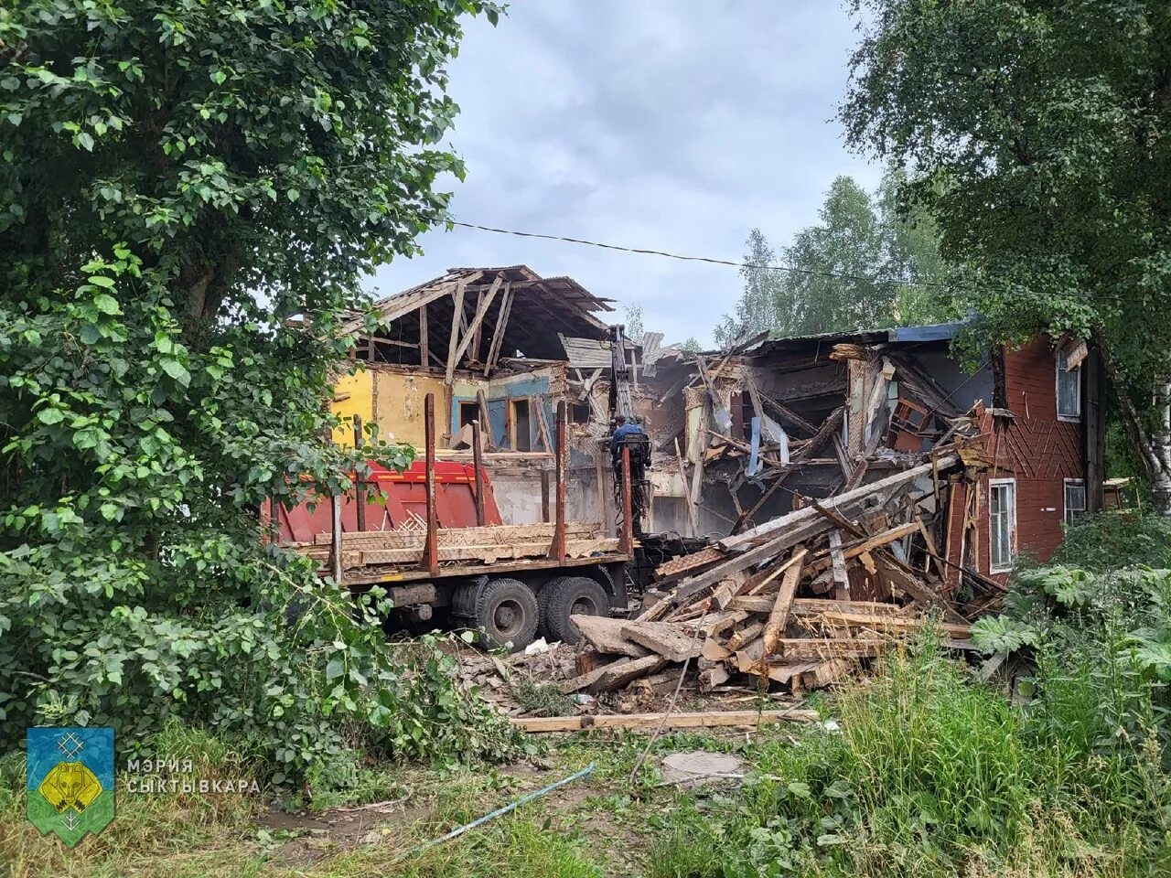 Сносят дом. Ветхие дома. Сносят дом. Ужасный дом. Первомайская 11 сыктывкар.