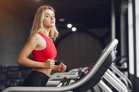 Блондинка в спортзале