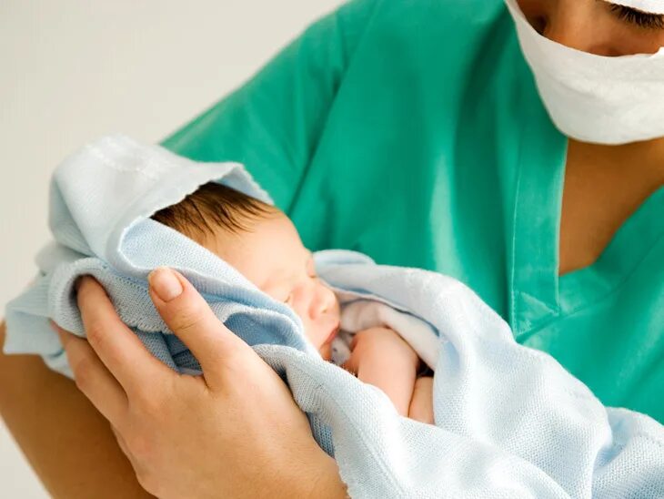 Медсестра с новорожденным. Новорожденный и врач. Роман широков (сериал «женский доктор»). Медсестра и новорожденный. Найти акушера.