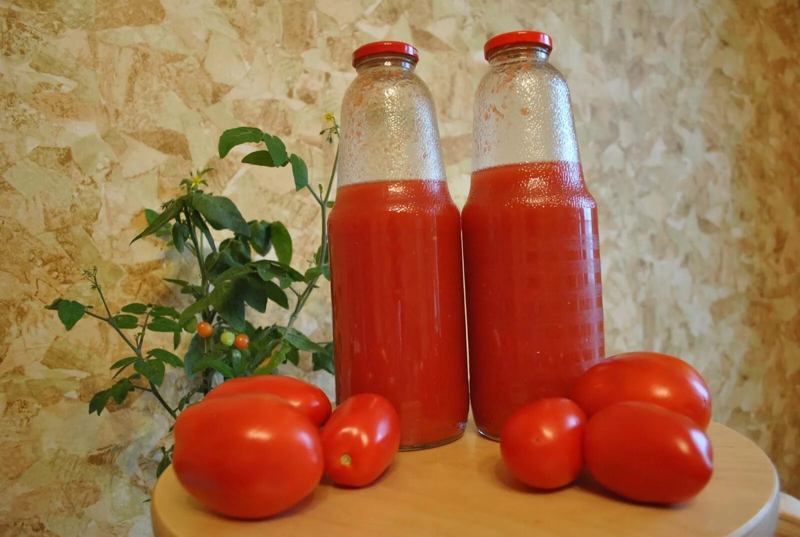 Заготовить томатный сок на зиму. Tomatnii Sok. Томатный сок на зиму. Помидоры в томатном соке. Томатный сок домашний.