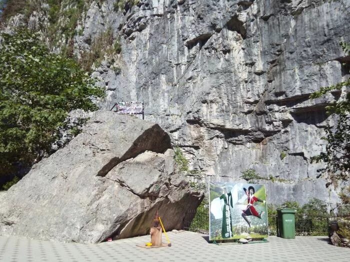 Камень на абхазском. Юпшарский каньон камень поцелуев. камень поцелуев абхазия. каньон в абхазии камень желаний. каменный мешок.