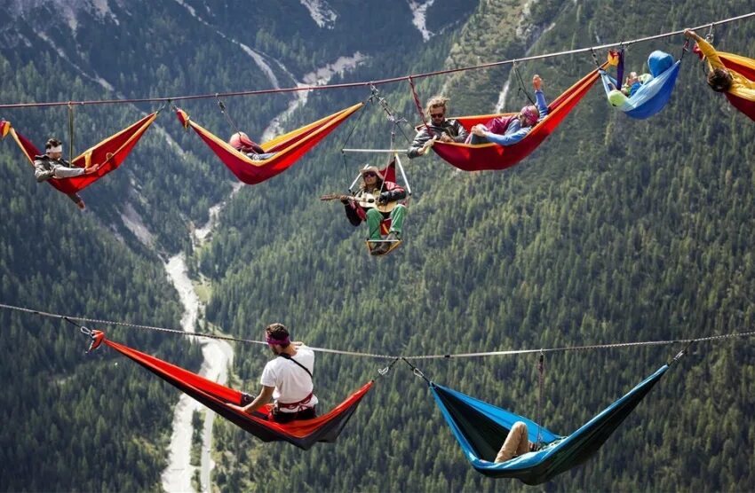 Гамак в горах. Каякинг норвегия. Путешественник в горах. Фестиваль «highline meeting», италия. Экстремальный туризм.