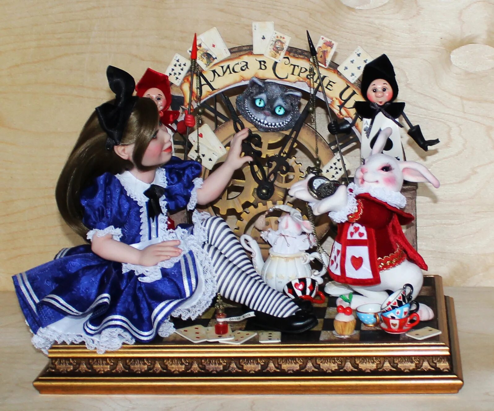 алиса иллюстрации сабуда. алиса в стране чудес поделки. алиса как сделать поделки. алиса сделай фото. пиньята винни пух.