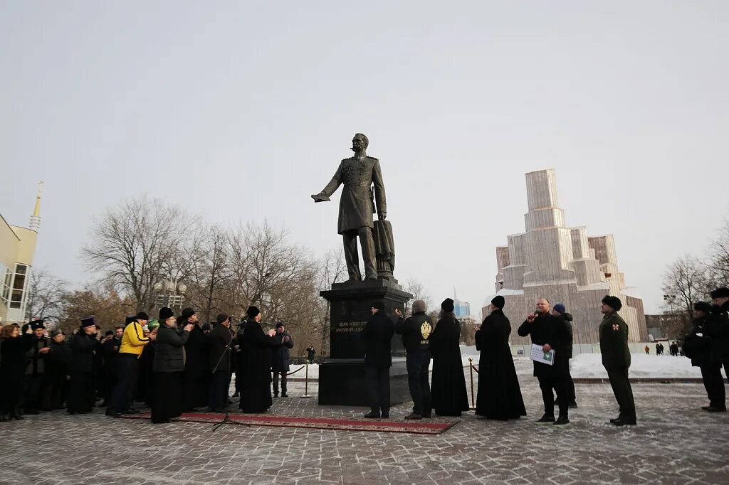 Александров открытие памятника. Памятник Александру 2 в Челябинске на алом поле. Памятник перед Александро Невской Церковью в Челябинске. Памятник Александру II В Челябинске. Памятник царю-освободителю Александру II на алом поле.