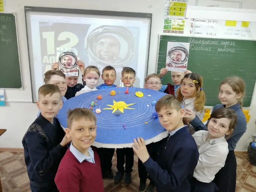 Несколько классов школы участвовали в сборе. Ученик с макетом солнца. учашиеся школы приняли участие в акции миллион родине. кто участвует из школы номер 7 из 4 класса.