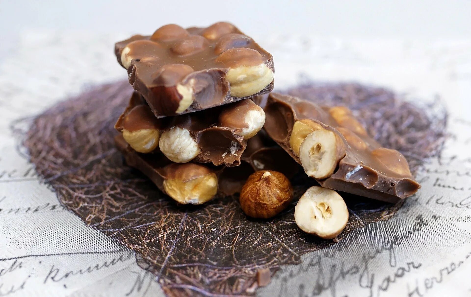 Шоколад из тертого ореха. Шоколад фундук нутс. Шоколад с орехами. Шоколадка с орешками. Шоколадные конфеты с орешками.