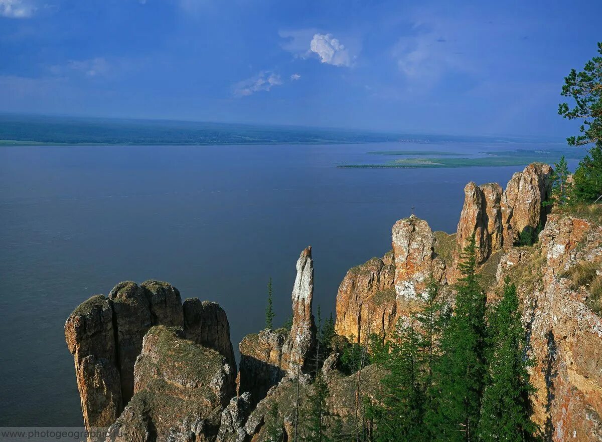 Люди реки лена. Река Лена Ленские столбы. Якутск Ленские столбы. Столбы Лены в Якутии Ленские. Столбы на реке Лена.