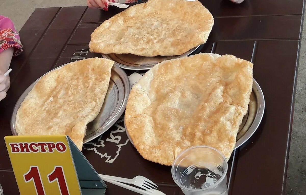 Чебуречная белая глина. Кинза огромные чебуреки. Чебуречная свадьба. Чебуречная белая глина. Чебуречная в кабардинке.