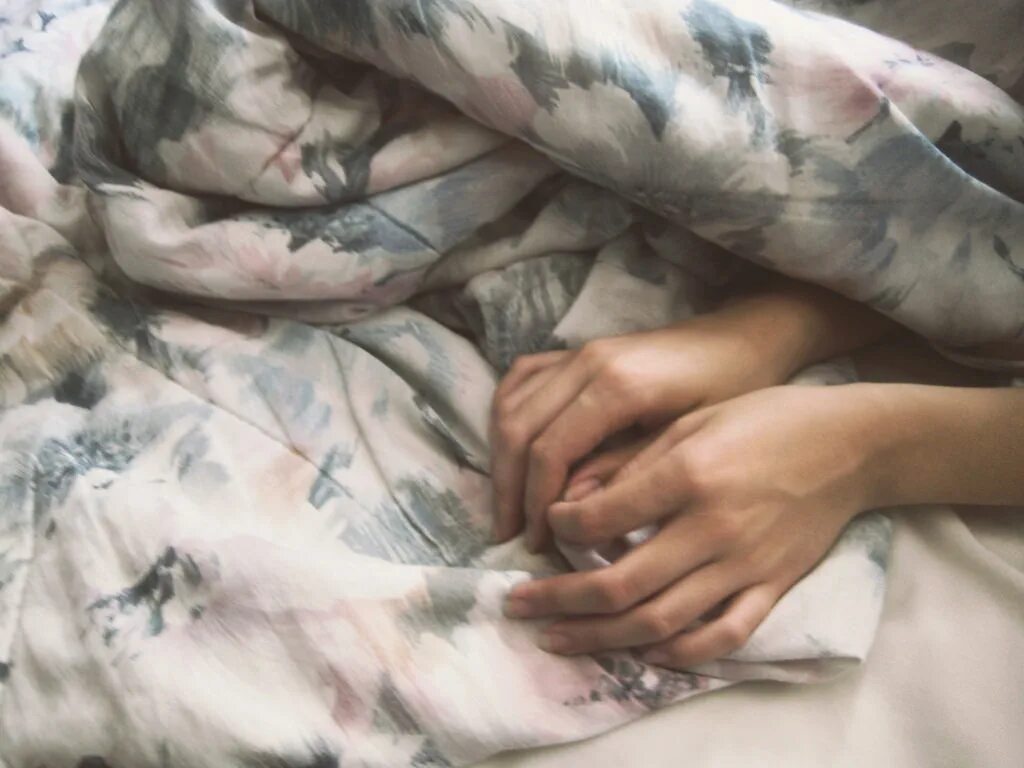 Под одеяльце. Девушка в пледе. Девушка в одеяле. Обнимает одеяло. Парень укутался в одеяло.