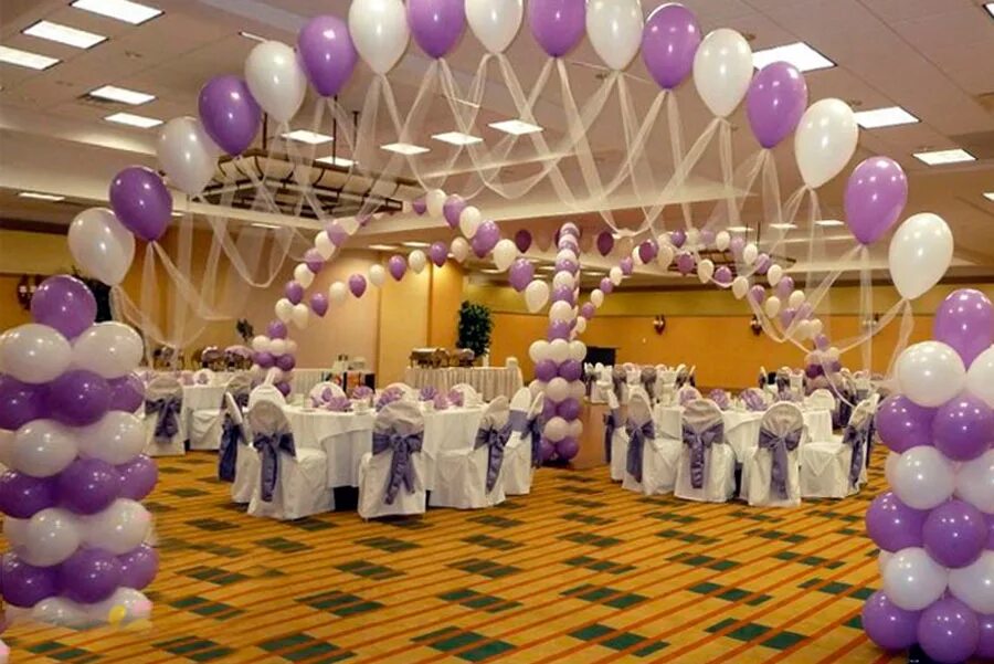 Оформление зала воздушными шарами. Украшение шарами на свадьбу. Украшение зала шариками. Украшение свадебного зала шарами. Свадебный зал украшенный шарами.