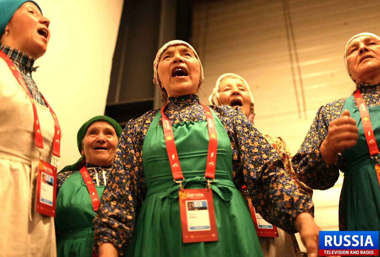 исполняют бабушки. исполняют бабушки. бабушка поет. ансамбль бурановские бабушки. бабушка поет.