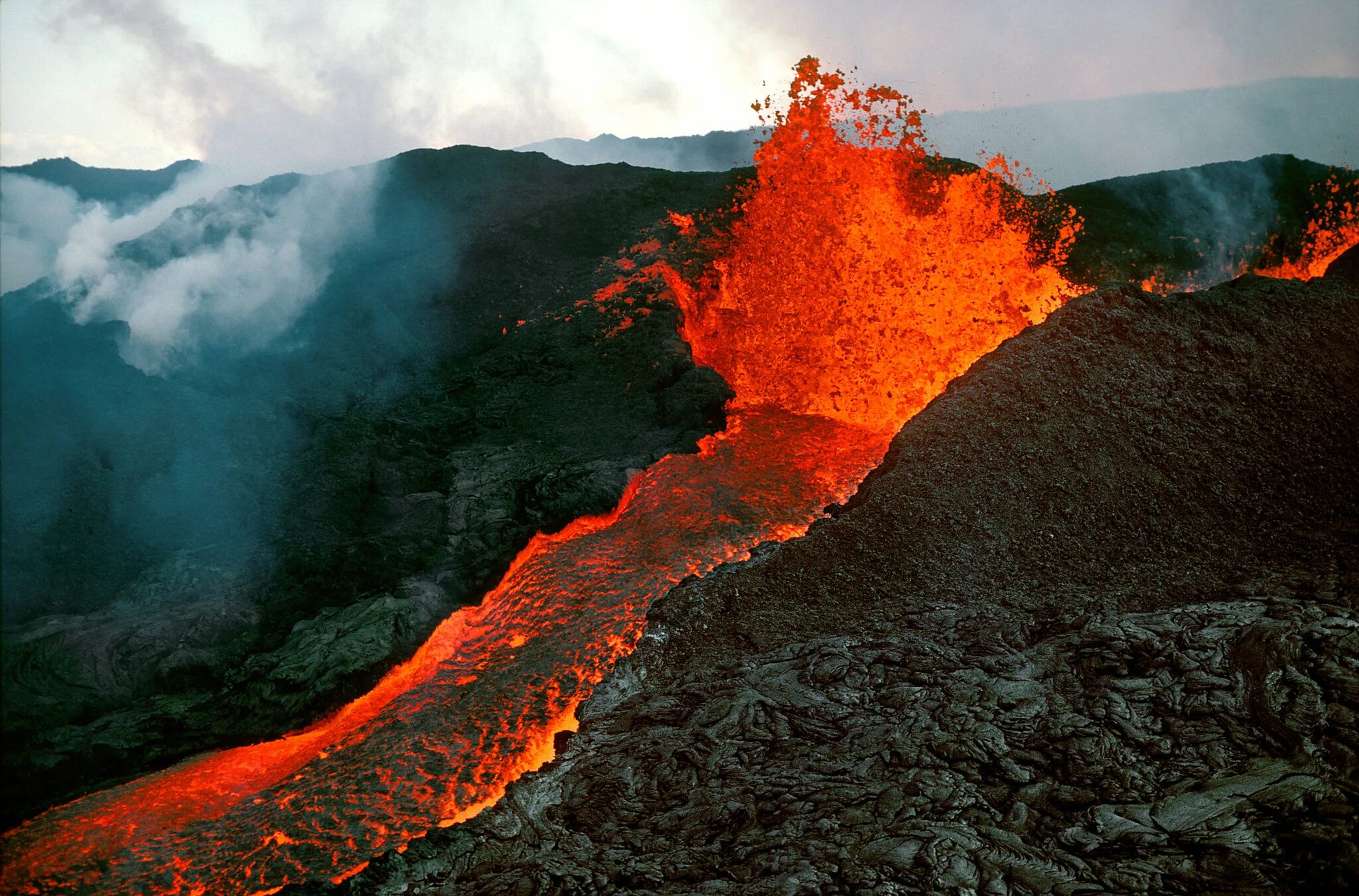 Из действующих вулканов земли наиболее широко известны. Мауна-Лоа вулкан. Самый большой вулкан в мире Мауна Лоа. Гавайский вулкан Мауна Лоа. Извержение вулкана Мауна Лоа.