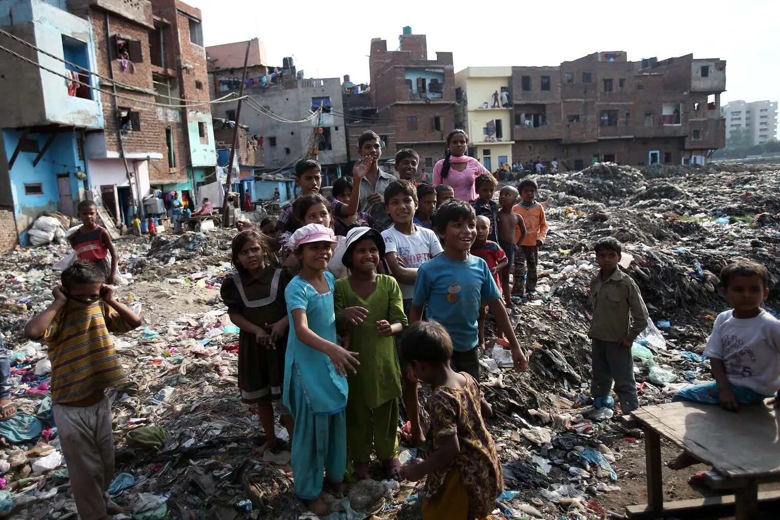 Жизнь в бедных странах. Индия Нью-Дели трущобы Нью. Нью Дели трущобы. Дели Индия трущобы. ОАЭ нищета трущобы.