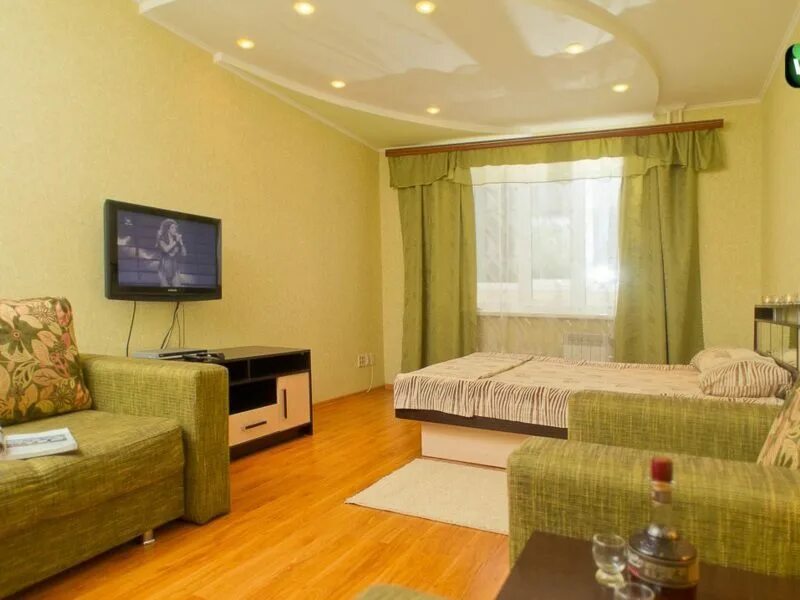 Однокомнатная квартира в хабаровске снять недорого. Комната с кроватью и диваном. Обставить однокомнатную квартиру. Квартира студия с кроватью и диваном. Кровать и диван в зале.