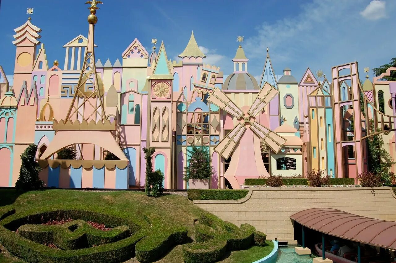 Диснейленд страна. Диснейленд анахайм сша. Fantasyland диснейленд париж. Аттракцион питер пэн в диснейленде париж. Fantasyland диснейленд париж.