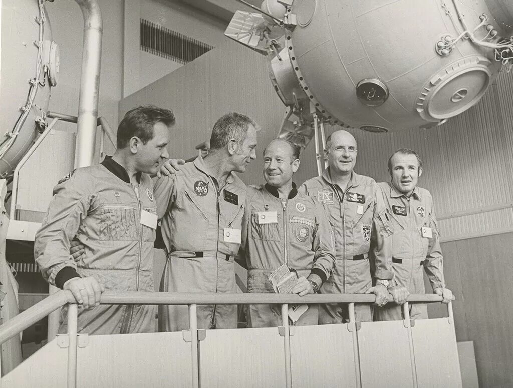 Первый полет в космическое пространство. Экипаж Союз-Аполлон 1975. Советско американский полет Союз Аполлон. Кубасов Союз-Аполлон.