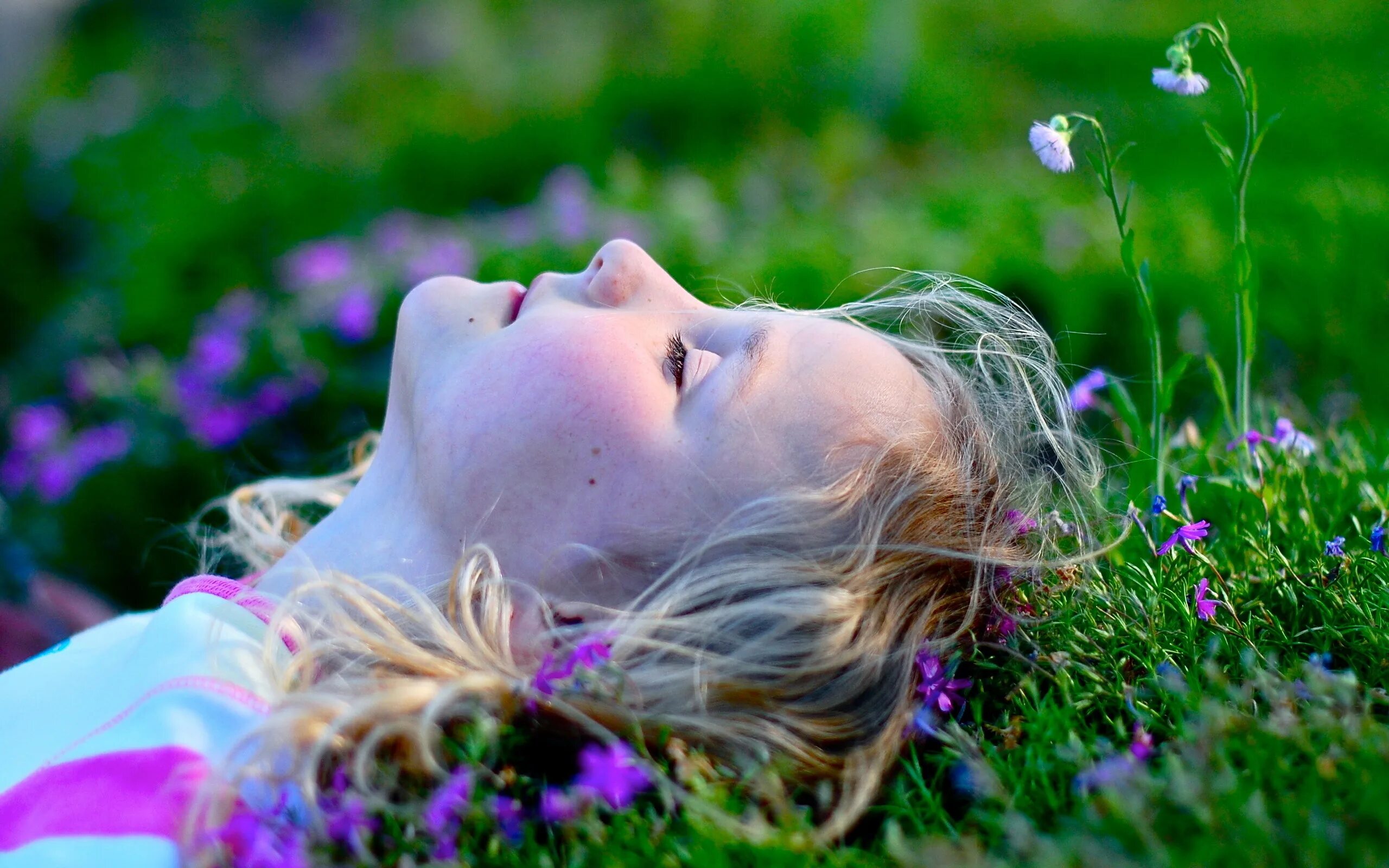 Люди мечтают о лете. Лежит на траве. Девушка в траве. Девушка лежит в цветах. Лежу на травке.