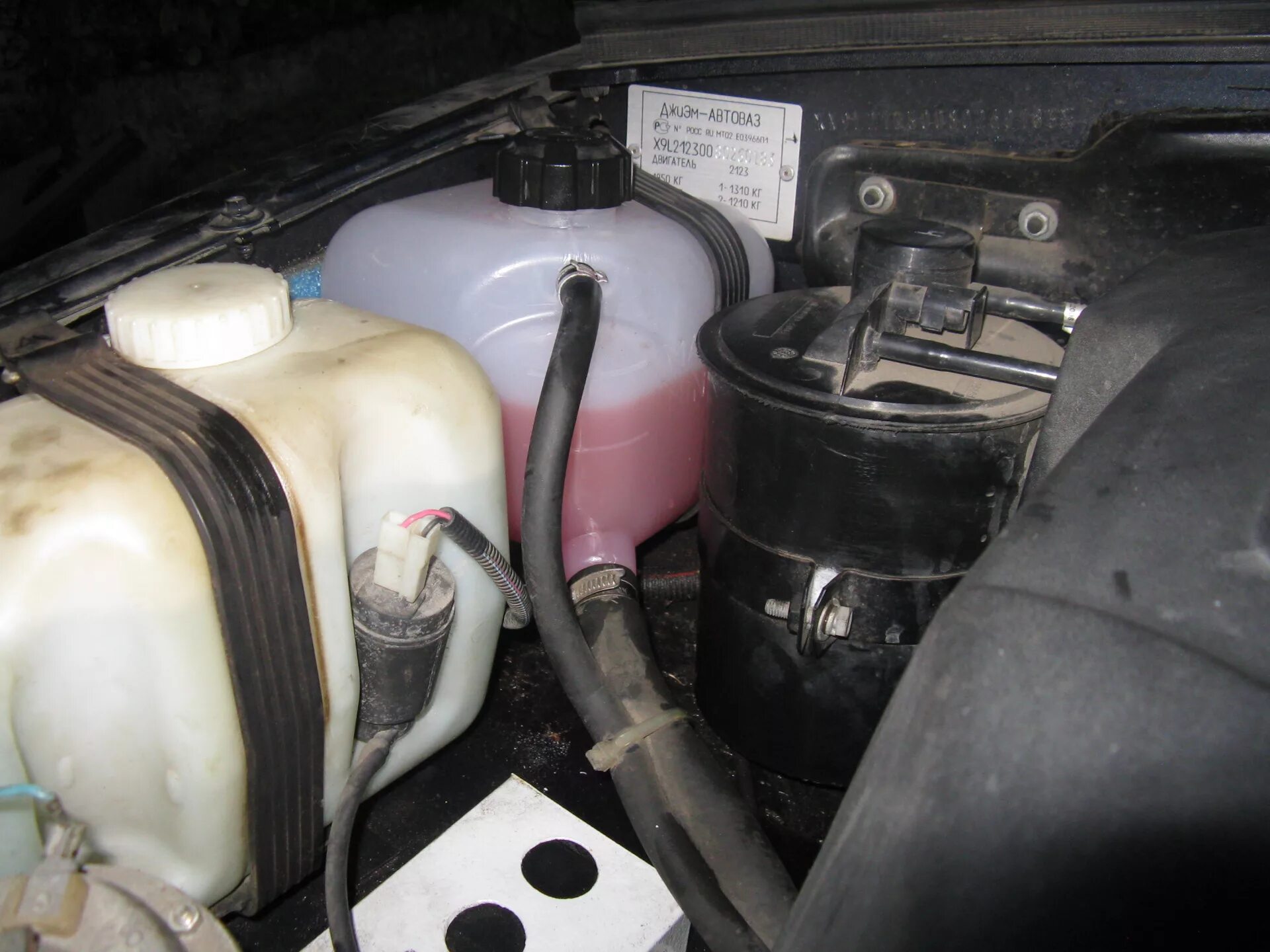 Бачок расширительный 2131. Антифриз нива 21214. Расширительный бачок нива ваз 21214. Расширительный бачок нива 2131. Охлаждающая жидкость нива шевроле.