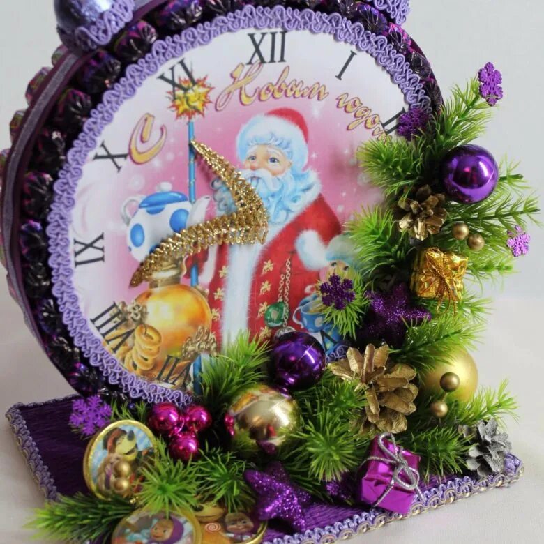 новогодние часы подделка. новогодние часы из конфет. часы из конфет на новый год. новогодние часы поделка. новогодние часы из конфет.