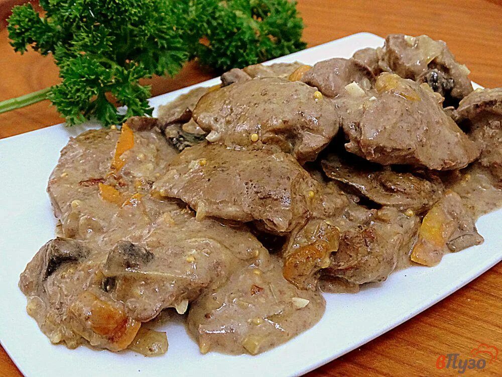 Жареная куриная печень с луком и морковью. Печень тушеная. Печень говяжья в сметане. Куриная печень тушеная в сметане. Говяжья печень тушеная в сметане.