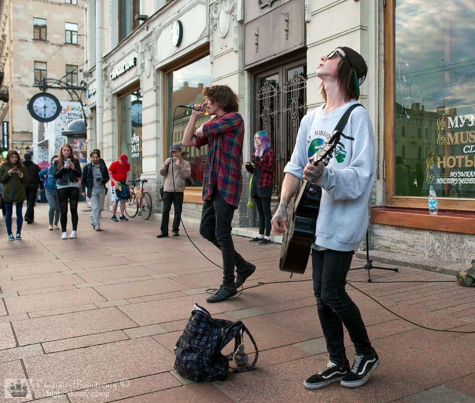 Петербург подростки. Уличные музыканты Санкт-Петербурга на Невском проспекте. Уличные музыканты на Невском проспекте.