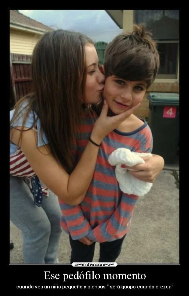 Трогает подругу. Лапаем девчонок. Поцелуй на улице. Девушка вцепилась в платье. Колготках.