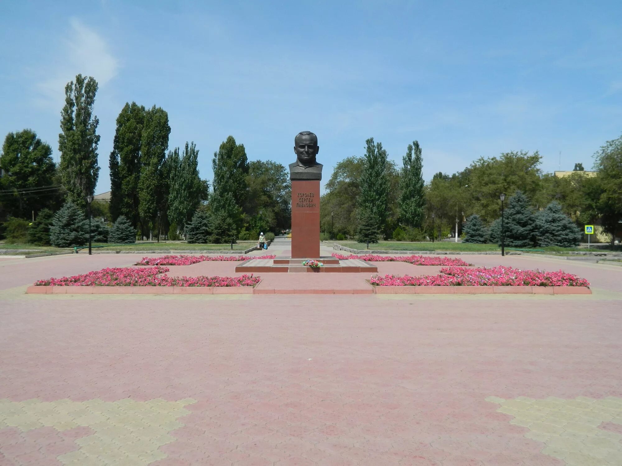 Знаменск область. Памятник королеву Знаменска Астраханской области. Королев памятник Знаменск. Капустин Яр Стелла. Город Знаменск Астраханская область площадь ветеранов.