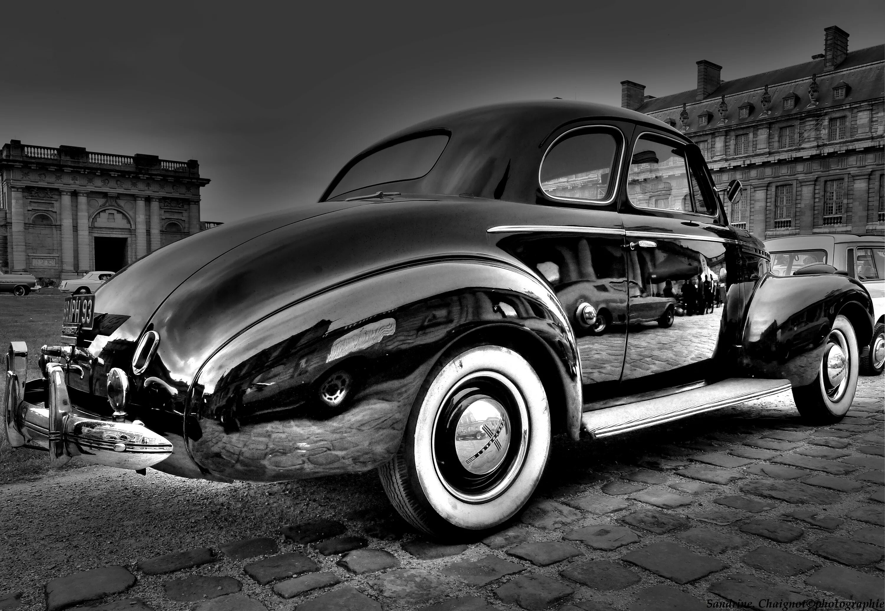 Старые машины черные. Мерседес 1940. Ретро машины. Старые машины черно белые. Черная старинная машина.