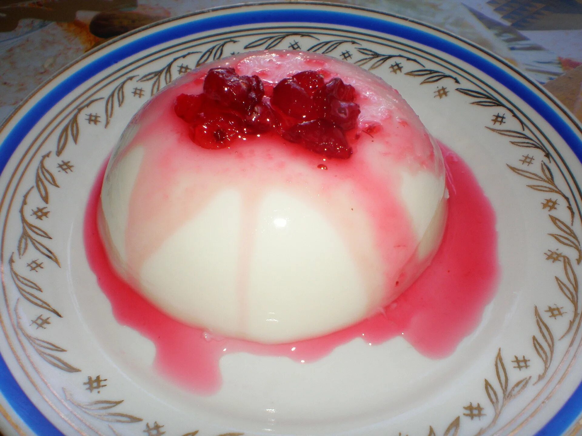 молочный десерт. бланманже. белое желе. шоколадное желе. молочно шоколадное желе.