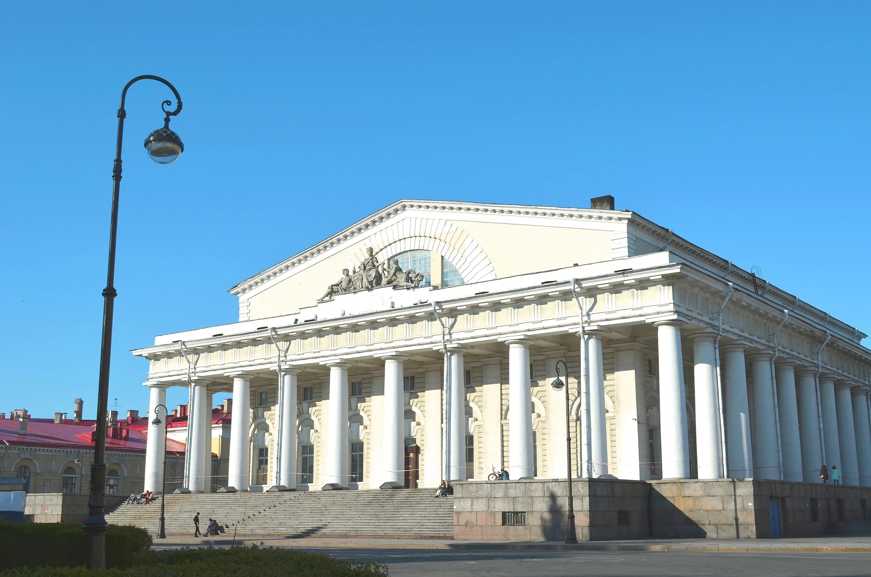 Тома де томон здание биржи в Санкт-Петербурге. Здание биржи в Петербурге. Архитектор: ж.Тома де томон. 1805-1810. Здание биржи на Васильевском острове. Здание биржи в Санкт-Петербурге Архитектор Тома де томон. Биржа на васильевском острове