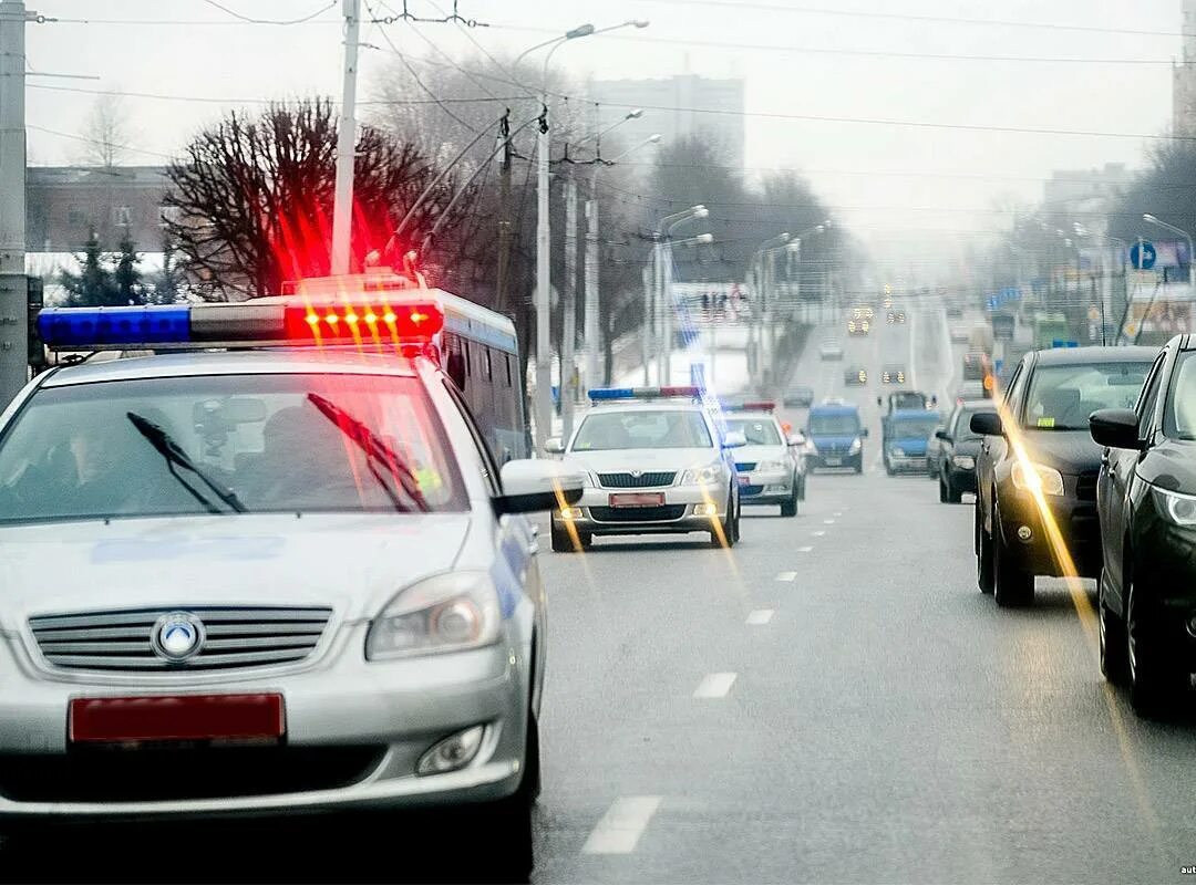 Мигалка s10. Водитель со спецсигналами. Автомобиль с мигалкой. Водитель со спецсигналами. Водитель со спецсигналами.