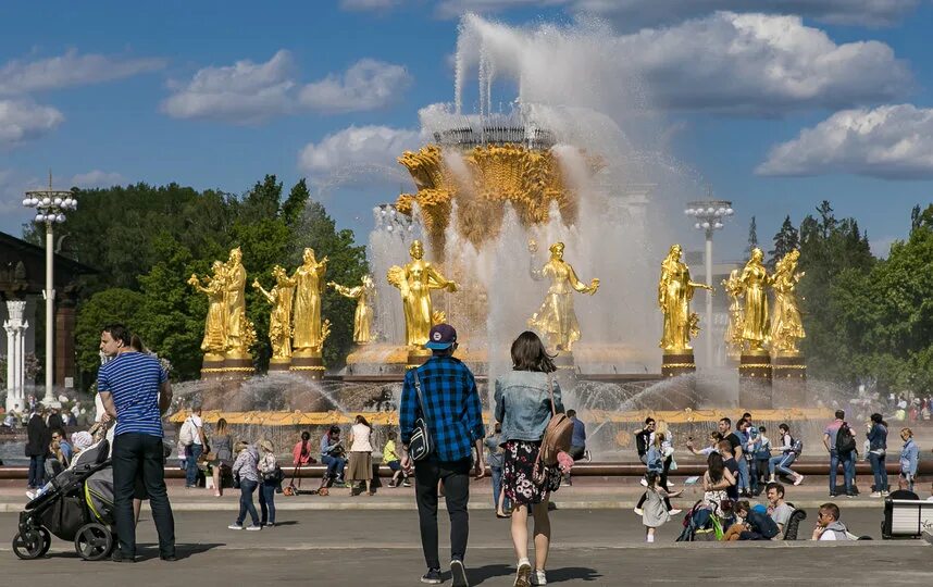 Пойти на вднх. Вднх москва 2019. долина вднх. кеонамарио вднх. вднх люди.